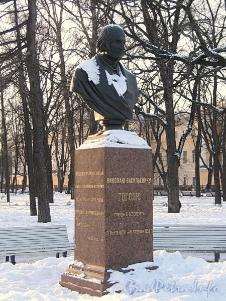 Памятник Н. В. Гоголю в Александровском саду. Фото февраль 2012 г.