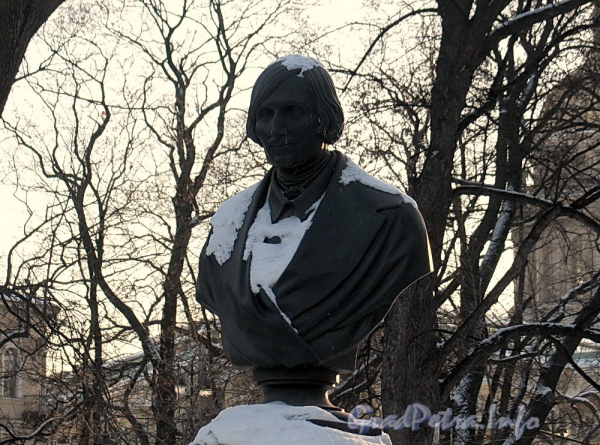 Памятник Н. В. Гоголю в Александровском саду. Фото февраль 2012 г.