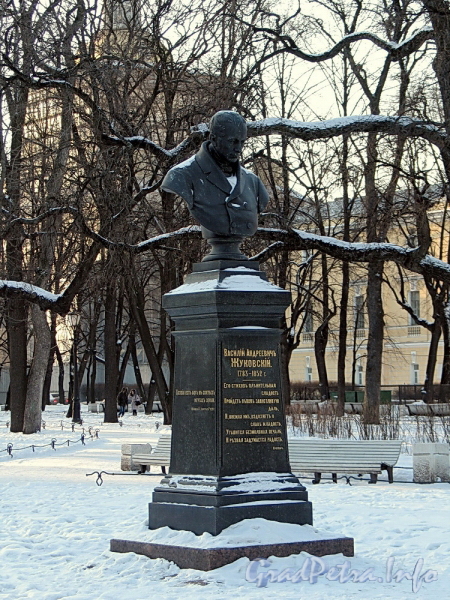 Памятник В. А. Жуковскому в Александровском саду. Фото февраль 2012 г.