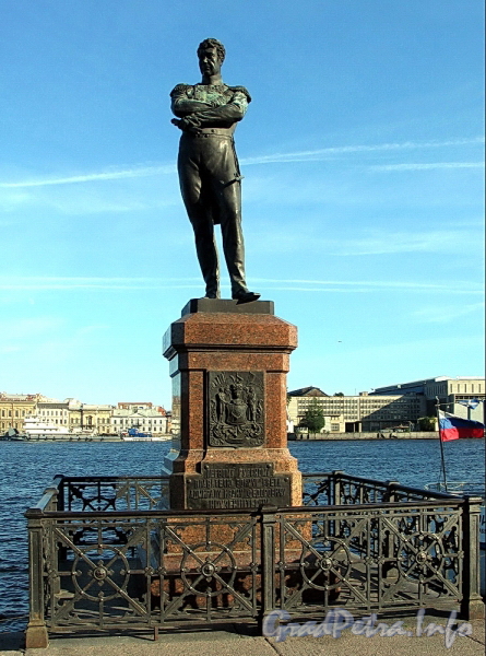 Памятник И. Ф. Крузенштерну на набережной Лейтенанта Шмидта. Фото июнь 2011 г.