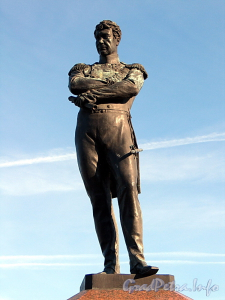 Памятник И. Ф. Крузенштерну на набережной Лейтенанта Шмидта. Фото июнь 2011 г.