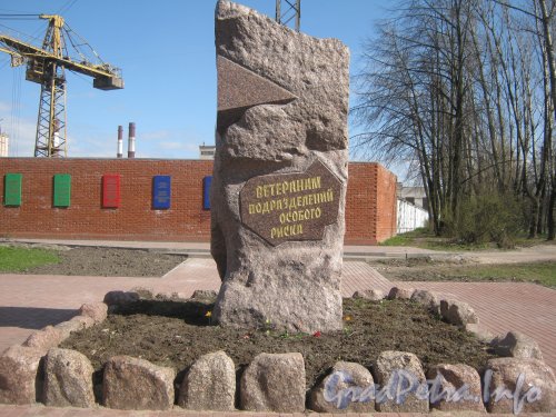 Памятник ветеранам подразделений особого риска. Общий вид монумента с Автовской ул. Фото 3 мая 2012 г.