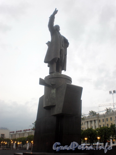 Памятник Ленину В.И. на площади у Финляндского вокзала. Фото 2008 г.