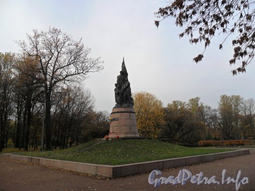 Памятник героям Краснодона, установленный в Екатерингофском парке. Фото октябрь 2012 г.