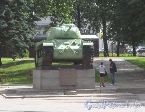 Памятник «Танк-победитель» Вид из трамвая, проезжающего по пр. Стачек. Фото 25 июня 2012 г.