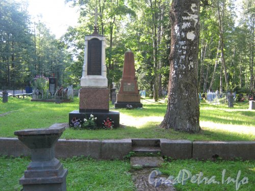 Кронштадтское кладбище. Вид одного из памятников. Фото 20 июля 2012 г.