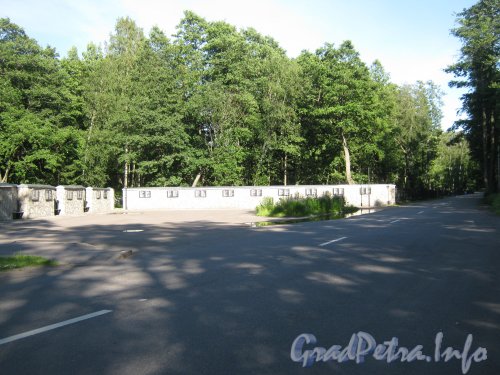 Кронштадтское кладбище. Общий вид мемориальной стены со стороны Кронштадтского шоссе. Фото 20 июля 2012 г.