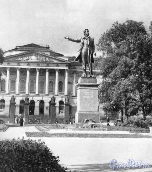 Памятник Пушкину на площади Искусств. Фотоальбом «Ленинград», 1959 г.