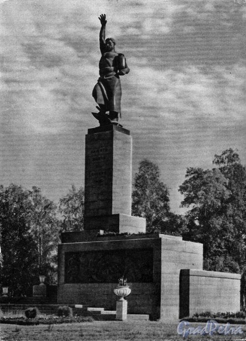 Памятник жертвам 9 Января 1905 года. Фото М. Величко (из набора открыток «Памятники Ленинграда», 1957 год)