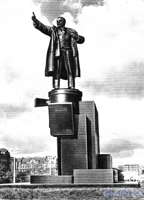 Памятник В. И. Ленину на площади перед Финляндским вокзалом. Фото М. Величко (из набора открыток «Памятники Ленинграда», 1957 год)