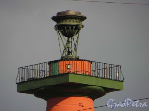 Биржевая площадь. Светильник северной Ростральной колонны (со стороны Биржевого моста). Фото 30 апреля 2013 г.