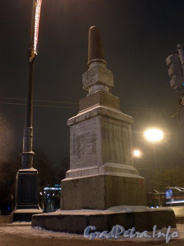Верстовой столб на площади Московских Ворот. Декабрь 2008 г.