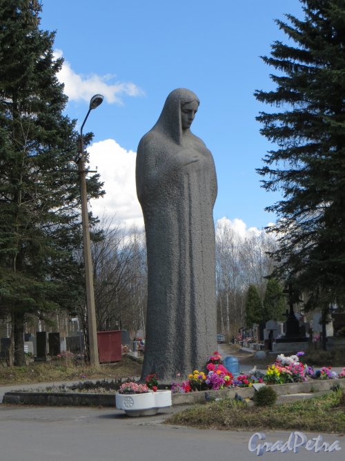 Южная кладбище. Статуя Скорбящей матери на главной аллеи Южного кладбища. 1 мая 2013 года.