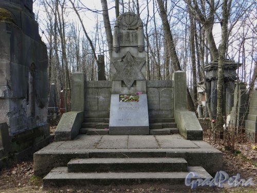 Еврейское кладбище. Надгробный памятник М. М. Антокольского. Фото 1 мая 2013 г.