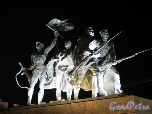 Монумент героическим защитникам Ленинграда. Скульптурная группа «Солдаты». Фото 8 мая 2013 г.