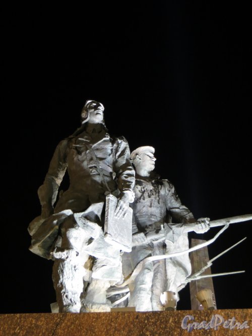 Монумент героическим защитникам Ленинграда. Скульптурная группа «Летчики». Фото 8 мая 2013 г.