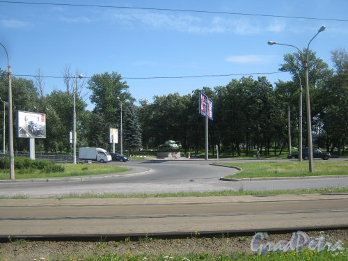 Памятник «Танк-победитель». Вид с пр. Стачек в районе дома 91 литера А. Фото 8 июля 2013 г.
