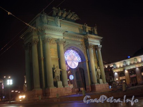 Нарвские Триумфальные ворота в ночном освещение. Январь 2009 г.