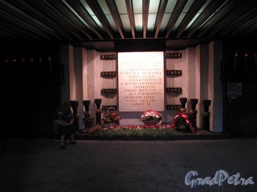 Монумент героическим защитникам Ленинграда. Вход в подземный мемориальный зал