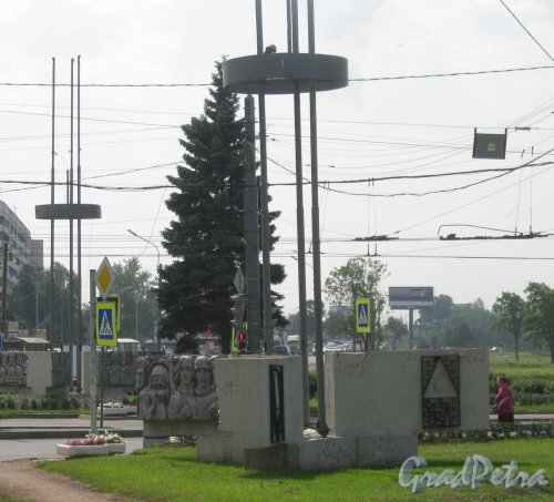 Памятная стела «Советская эпоха» на пересечении проспектов Маршала Жукова и Ветеранов. Фото 5 августа 2013 г.