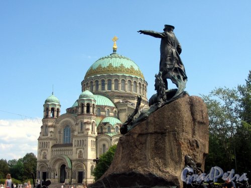 Памятник Адмиралу С.О. Макарову. ск. Л.В. Шервуд. 1913. Адрес: г. Кронштадт, Якорная пл. Фото август 2006 г.