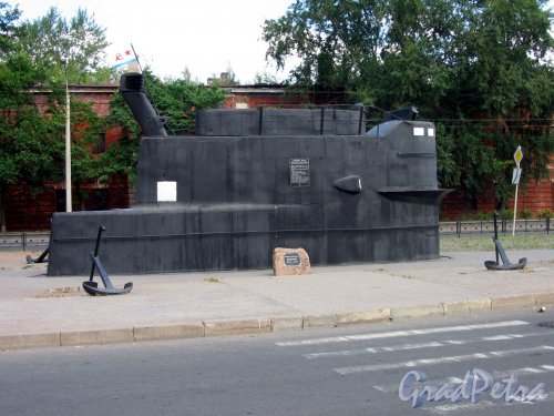 Кронштадт, г. Памятник морякам - подводникам. Фото август 2006 г.