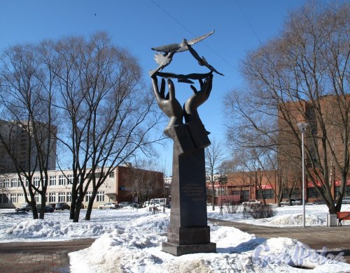 Памятник Учителю. ск. А. Гуляев, 2010 г. Фото март 2012 г.