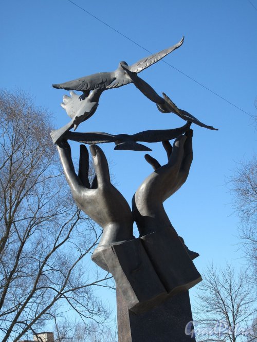 Памятник Учителю. ск. А. Гуляев, 2010 г. Фото март 2012 г.