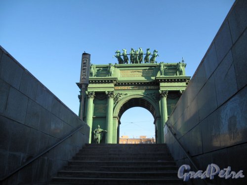 Нарвские Триумфальные ворота. От выхода из подземного перехода. Фото апрель 2012 г.