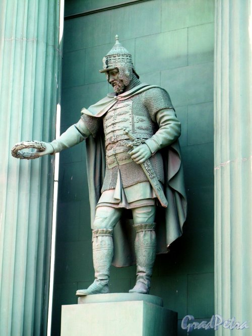 Нарвские Триумфальные ворота. Статуя воина левая строна. Фото апрель 2012 г.