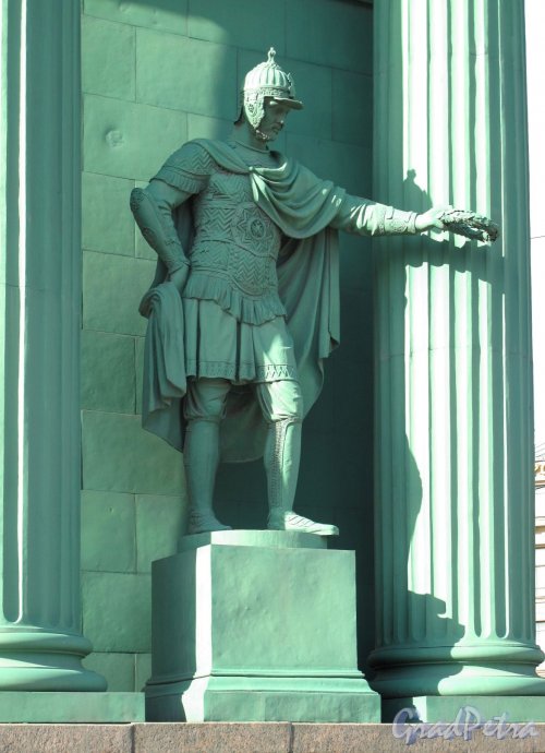 Нарвские Триумфальные ворота. Статуя воина правя сторона. Фото апрель 2012 г.