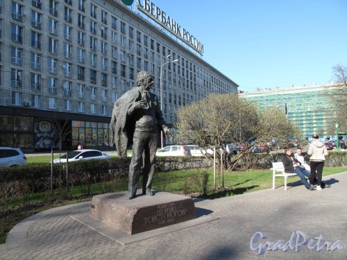 Памятник Товстоногову Г.А. арх. В. Бухаев, ск. И. Корнеев, 2010. Фото май 2012 г.
