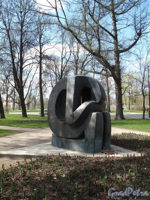Памятник "Формула скорби" в сквере на Дворцовой ул. д. 11 (г. Пушкин), ск. В. Сидур, 1991. Фото май 2012