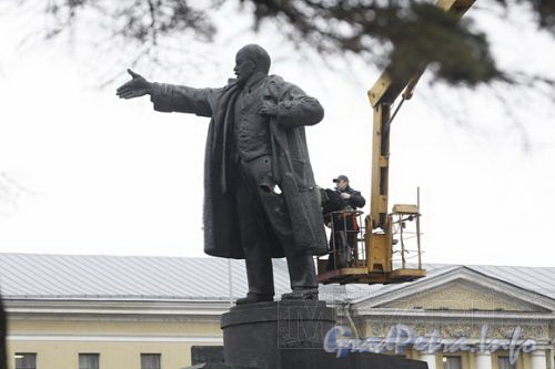 Памятник Ленину у Финляндского вокзала после акта вандализма 01.04.09. Фото с сайта «Мой район»