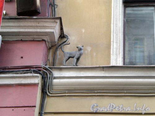 Мини-памятник «кошке Василисе»  на Малой Садовой улице. Фото март 2009 г.