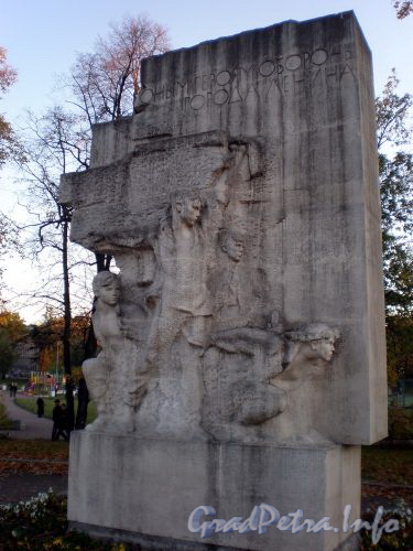Памятник «Юным героям обороны города Ленина» в Таврическом саду. Октябрь 2008 г.