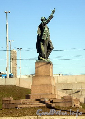 Памятник В. Володарскому на пр. Обуховской Обороны у Володарского моста. Апрель 2009 г.