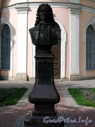 Памятник Ф.А.Головину на Большом проспекте В.О. у Андреевского собора. Фото август 2009 г.