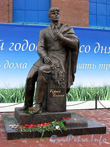Памятник С. А. Есенину на пересечении Северного проспекта и улицы Есенина. Фото октябрь 2009 г.