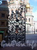 Створка ворот ограды Михайловского сада со стороны канала Грибоедова. Фото август 2004 г.