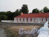 Нижний парк (Петергоф). Дворец "Монплезир" боковое крыло. Вид со стороны морской галереи. Фото август 2010 г.