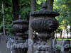 Навершия в виде ваз на столбах садовых калиток ограды Румянцевского сада. Фото июль 2009 г.