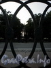 Вид на Румянцевский сад через ограду Университетской набережной. Фото июль 2009 г.