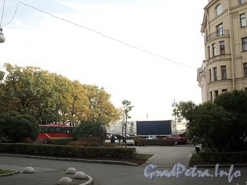 Свер Товстоногова перед домом 4 по Петровской набережной. Фото октябрь 2010 г.