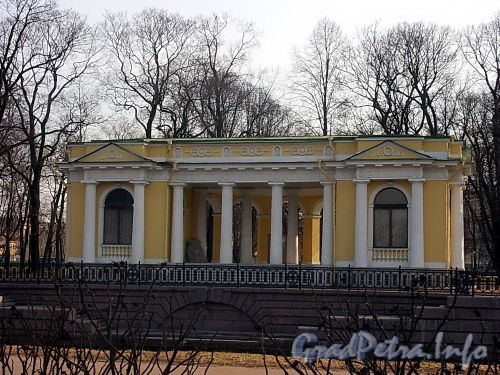 Павильон Росси в Михайловском саду. Фото апрель 2004 г.