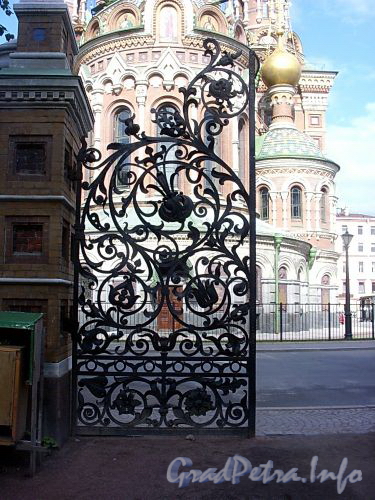 Створка ворот ограды Михайловского сада со стороны канала Грибоедова. Фото август 2004 г.