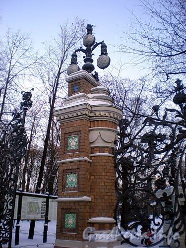 Фрагмент ограды Михайловского сада. Фото декабрь 2009 г.