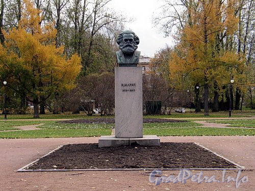 Бюст Карлу Марксу в саду Смольного. Фото октябрь 2010 г.