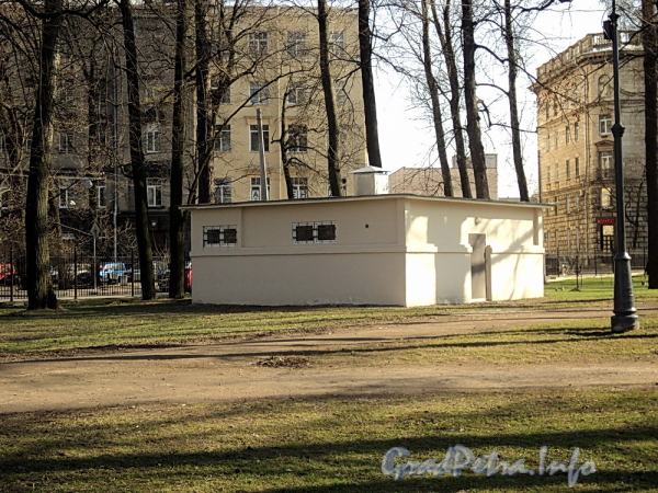 Постройка (вероятно, бывший туалет) в Лопухинском саду. Фото апрель 2011 г.