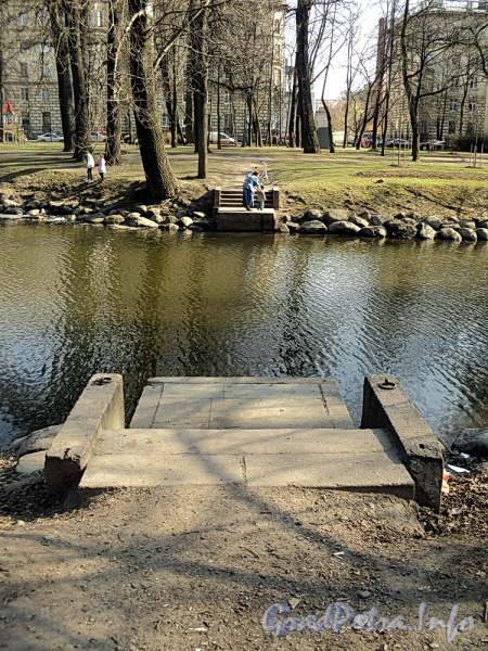 Лопухинский сад. Спуски к воде. Фото апрель 2011 г.